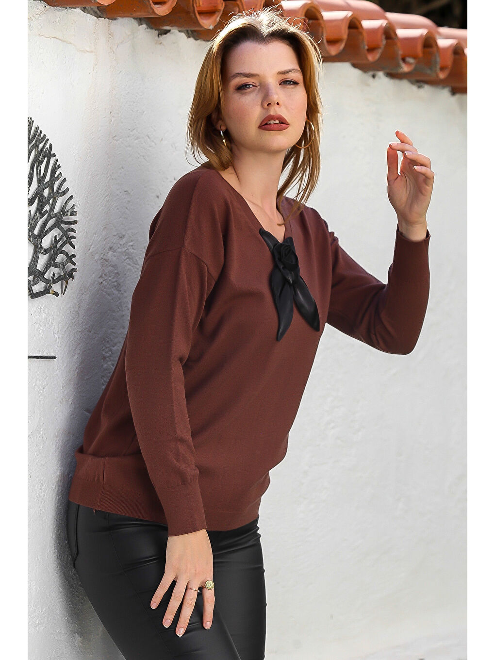 Kahverengi V Yaka Uzun Kol Fiyonk Detaylı Casual Triko Kazak 65 60-2