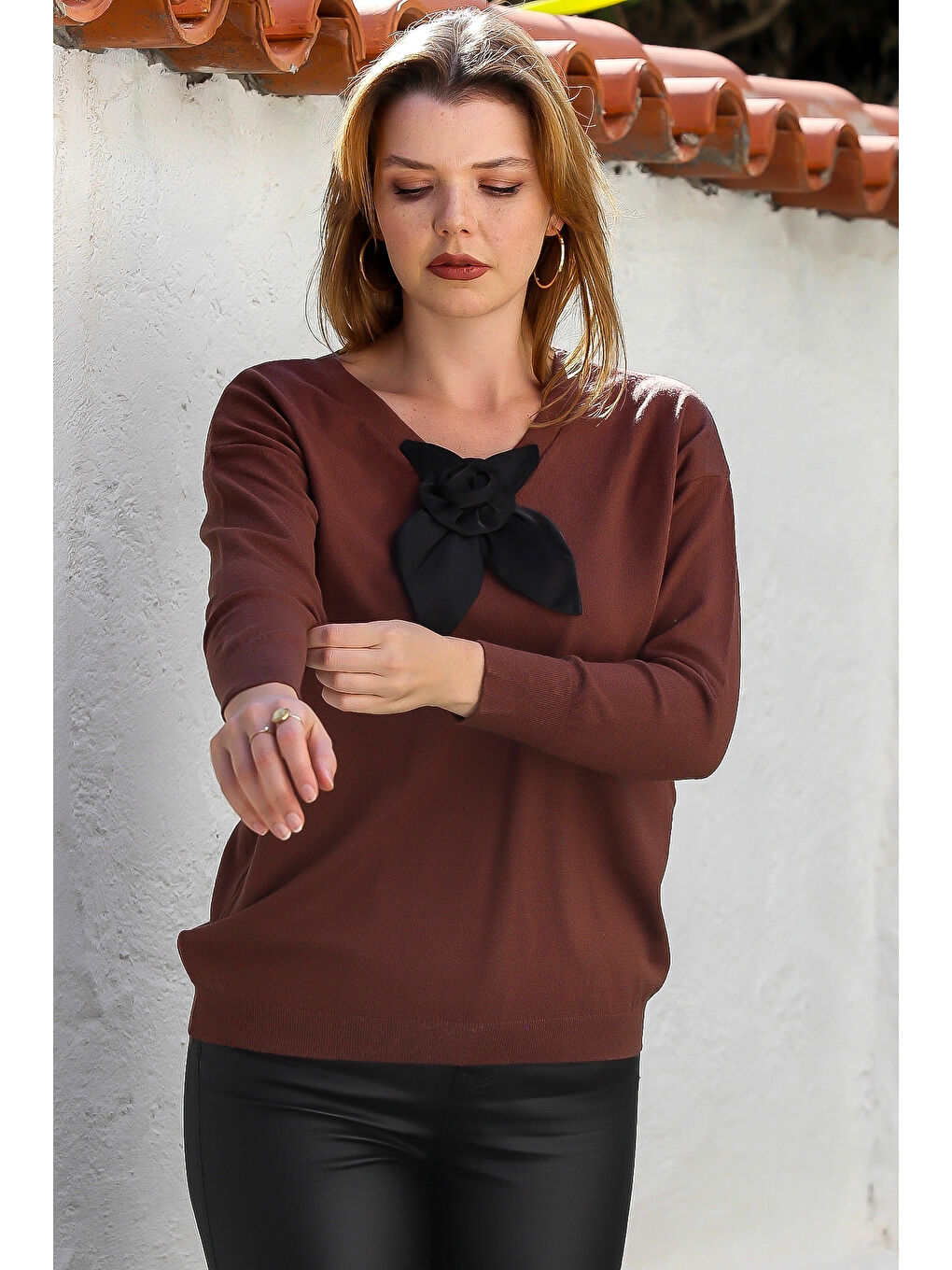 Kahverengi V Yaka Uzun Kol Fiyonk Detaylı Casual Triko Kazak 65 60-3