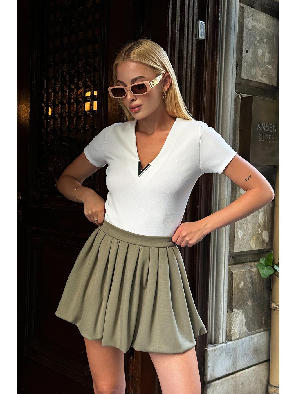 Beyaz Derin V Yaka Aksesuar Detaylı Fitilli Bluz