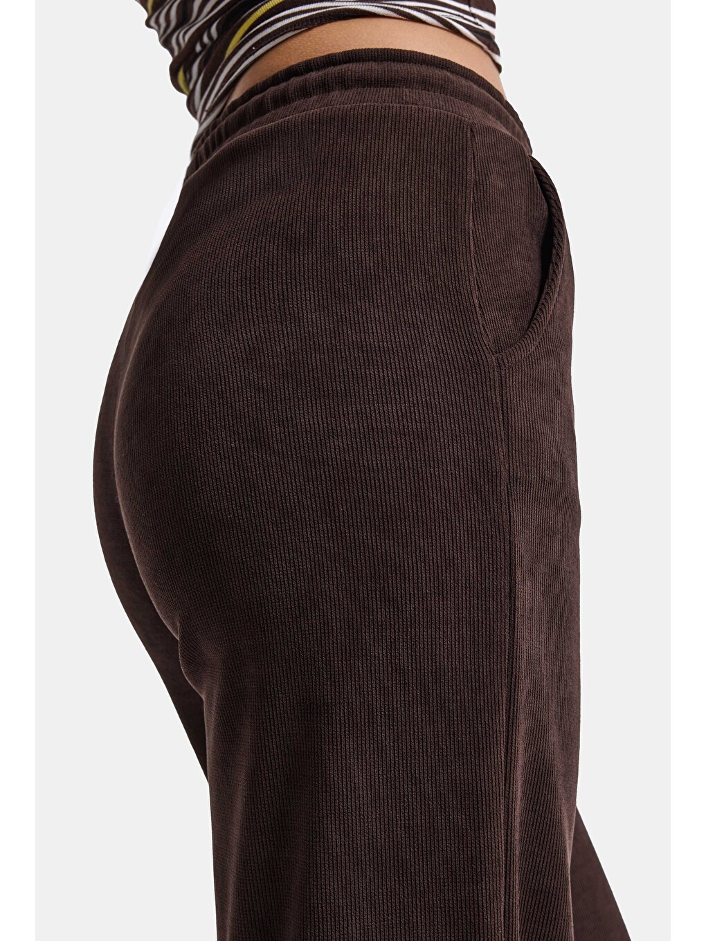Kahverengi Kadın Acı Kahve W6-81 Flare Fit İnce Fitilli Esnek Velvet Kadife Kumaş Pantolon-1