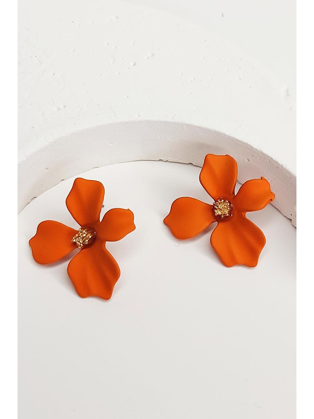 Turuncu Zarif Çiçekli Çivi Küpe