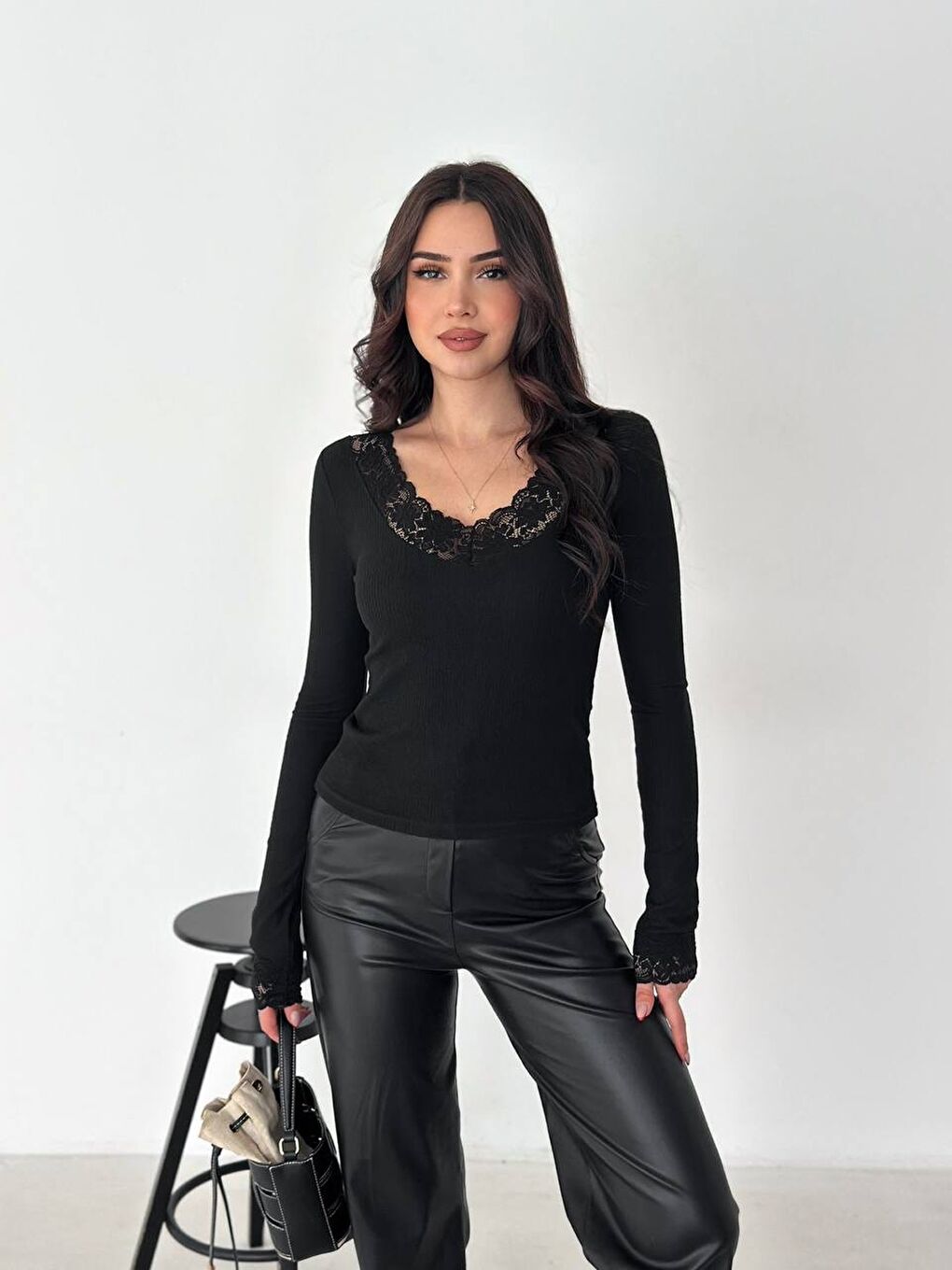 V Yaka Dantel Detay Siyah Bluz