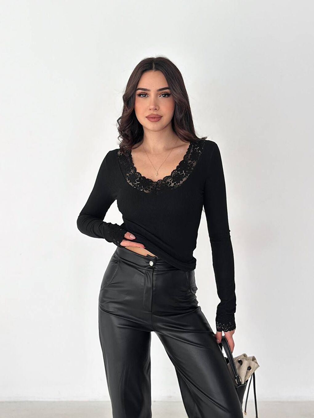 V Yaka Dantel Detay Siyah Bluz-1