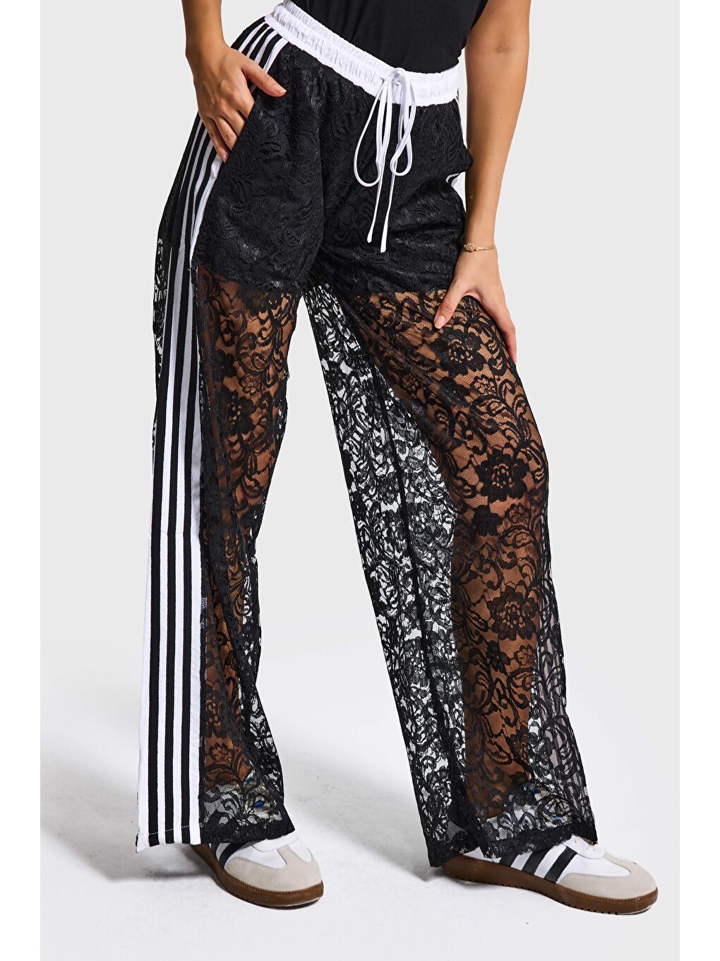Kadın Siyah Straight Fit Dantelli Şerit Detaylı Tasarım Pantolon