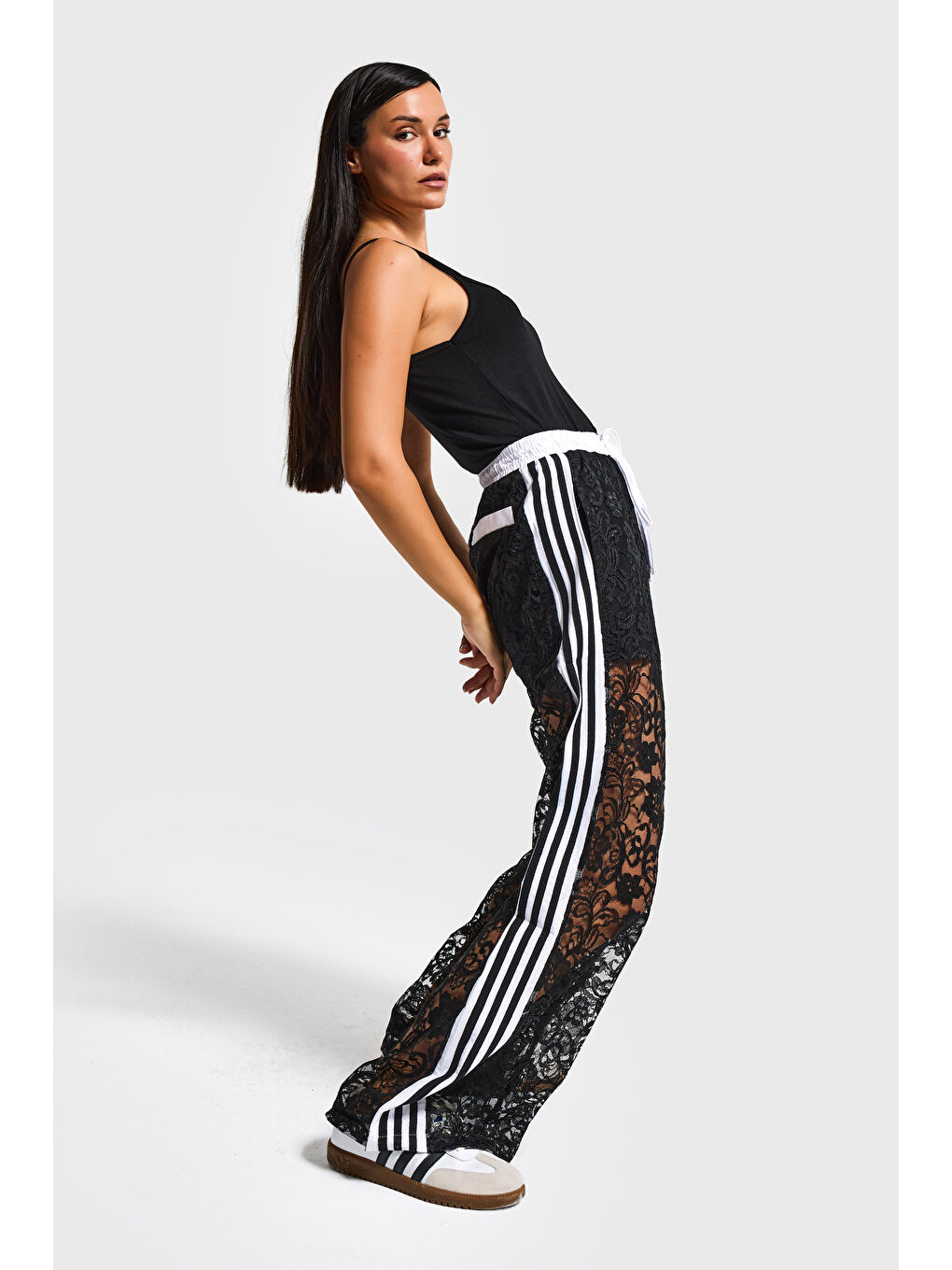 Kadın Siyah Straight Fit Dantelli Şerit Detaylı Tasarım Pantolon-1