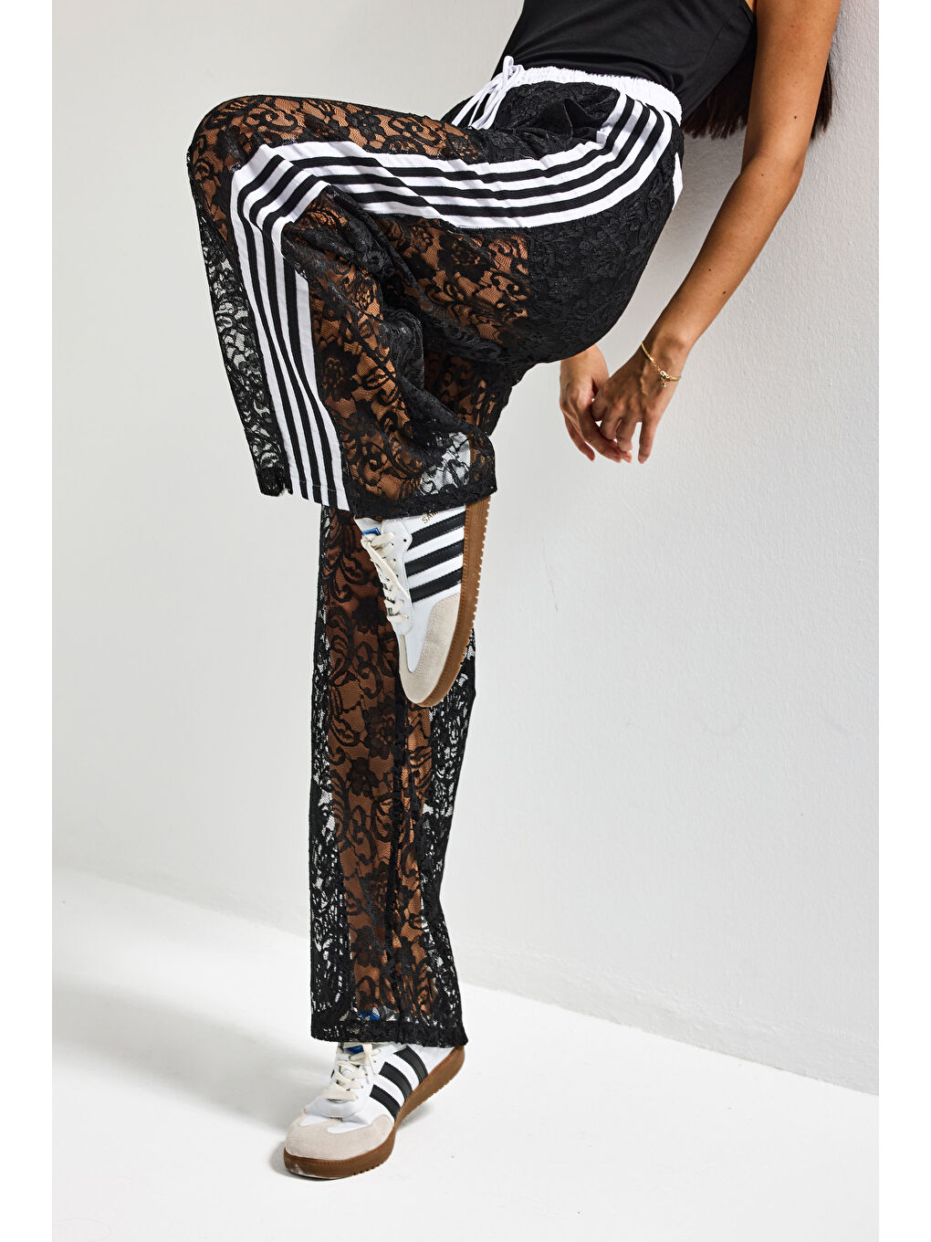 Kadın Siyah Straight Fit Dantelli Şerit Detaylı Tasarım Pantolon-2