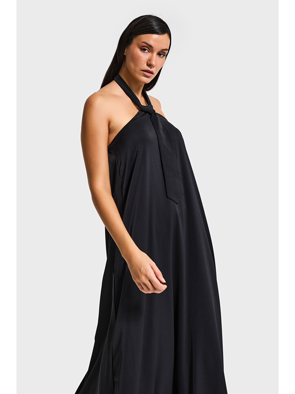 Kadın Siyah Renk Bol Kesim Kravat Detaylı Boyundan Bağlamalı Tasarım Elbise-1