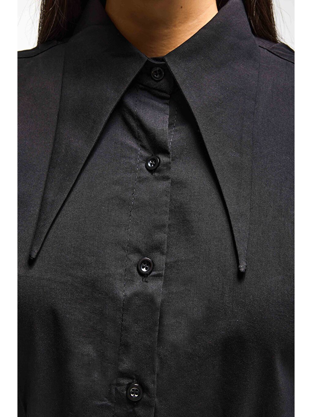 Kadın Siyah Renk Crop Fit Yaka Detaylı Özel Tasarım Gömlek-1