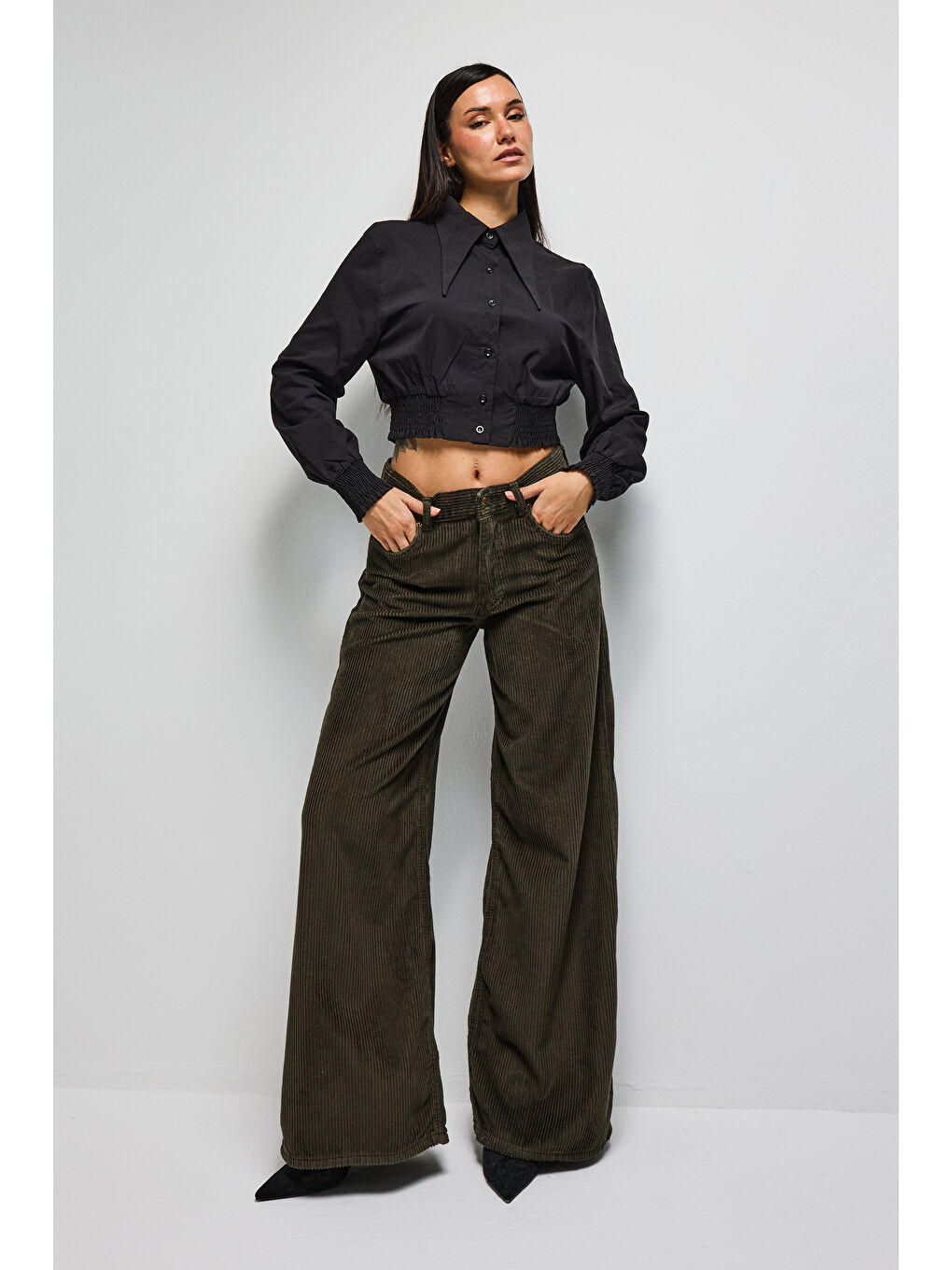 Kadın Siyah Renk Crop Fit Yaka Detaylı Özel Tasarım Gömlek-2