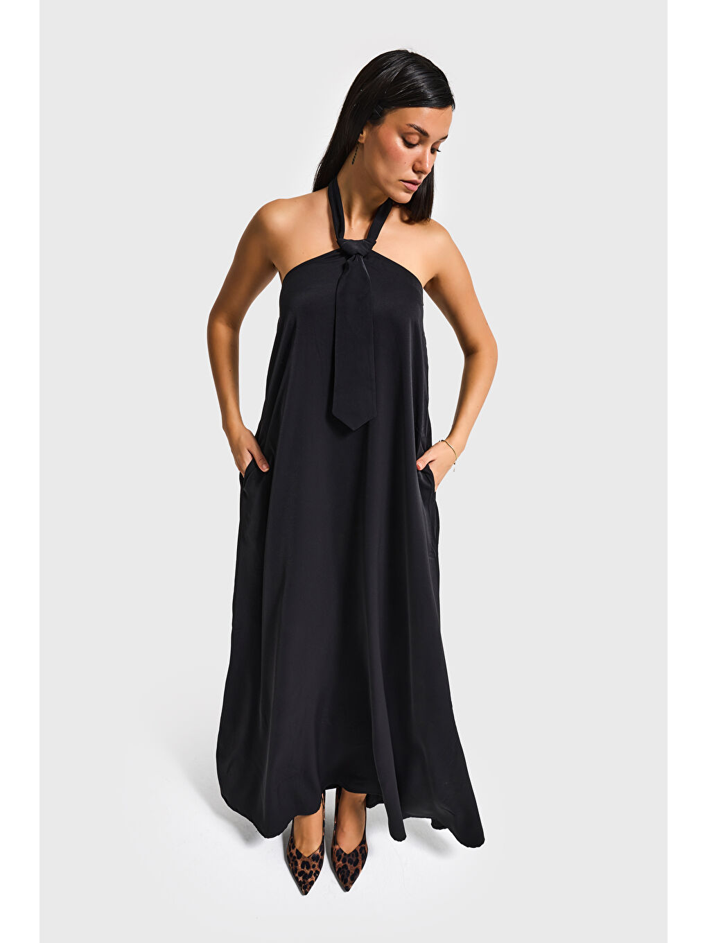 Kadın Siyah Renk Bol Kesim Kravat Detaylı Boyundan Bağlamalı Tasarım Elbise-3