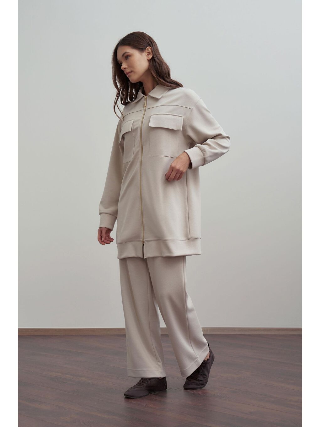 Bej Taş-Yumuşak Dokulu Fermuarlı Pantolonlu Takım-1