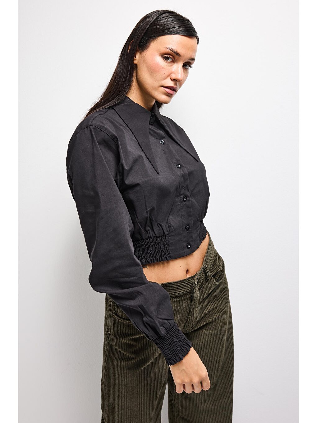 Kadın Siyah Renk Crop Fit Yaka Detaylı Özel Tasarım Gömlek-3