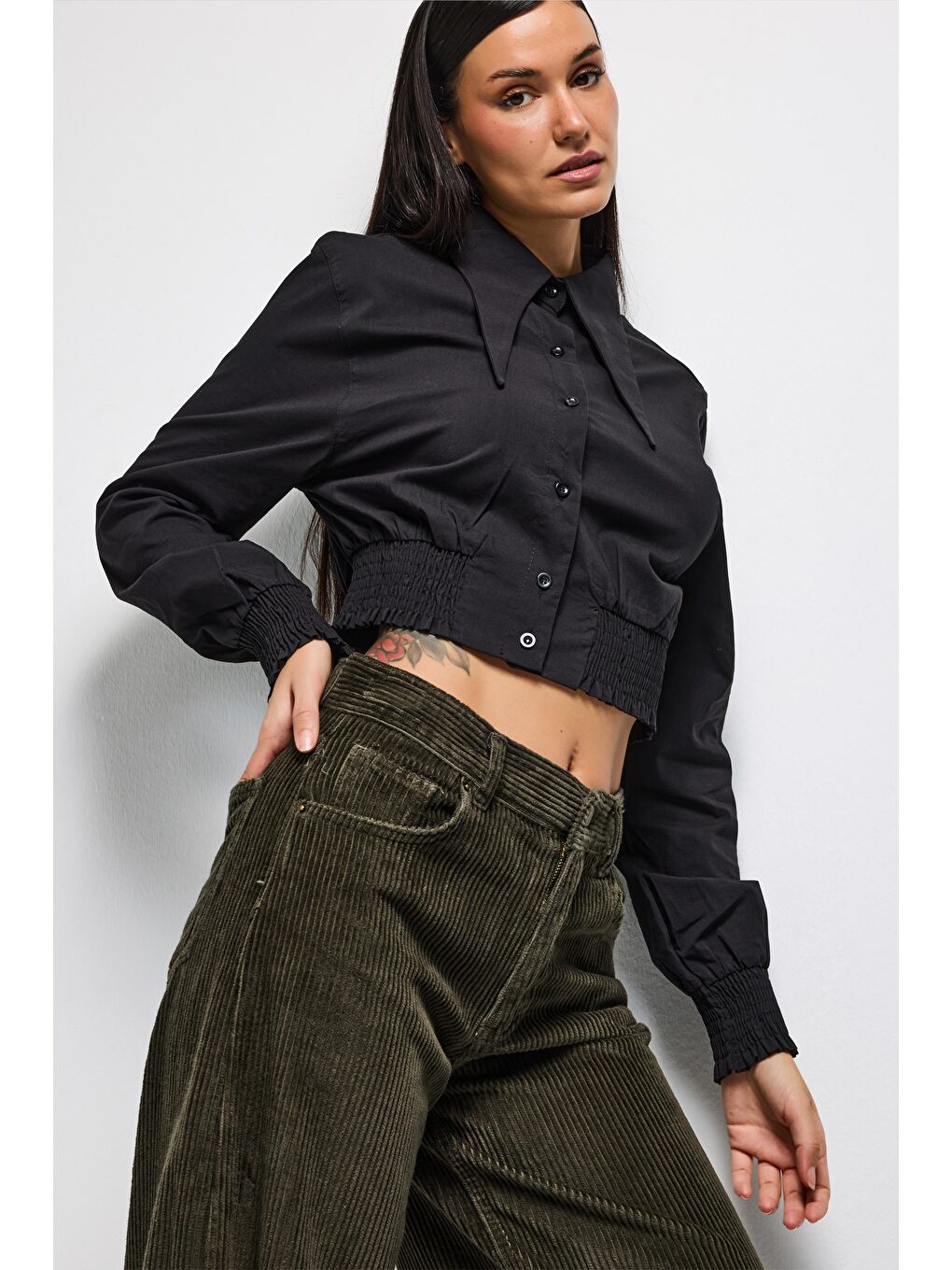 Kadın Siyah Renk Crop Fit Yaka Detaylı Özel Tasarım Gömlek-4