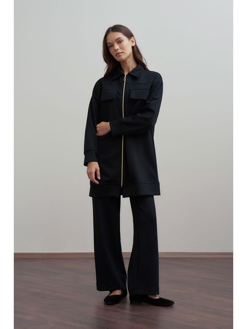 Siyah-Yumuşak Dokulu Fermuarlı Pantolonlu Takım