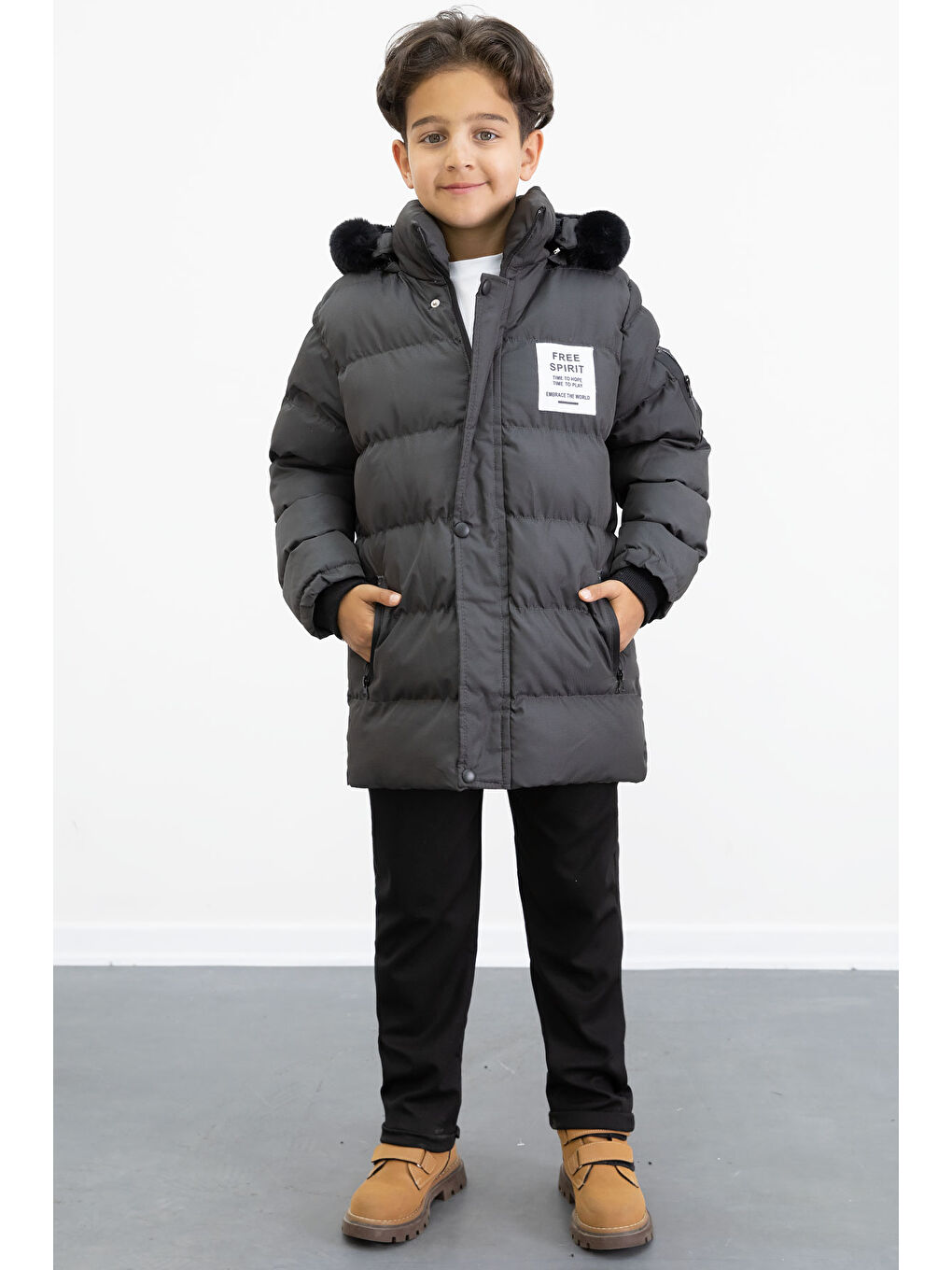 Gri Erkek Çocuk Füme Yazılı Arma Detaylı İçi Kürklü Kapüşonlu Şişme Mont 21342-2