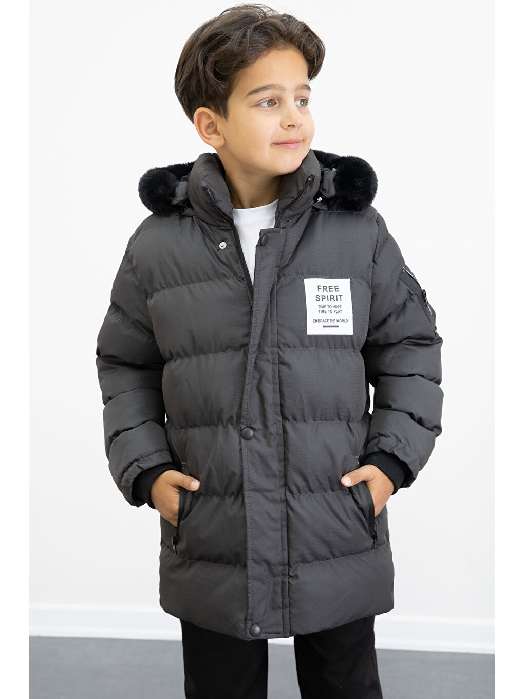 Gri Erkek Çocuk Füme Yazılı Arma Detaylı İçi Kürklü Kapüşonlu Şişme Mont 21342-3