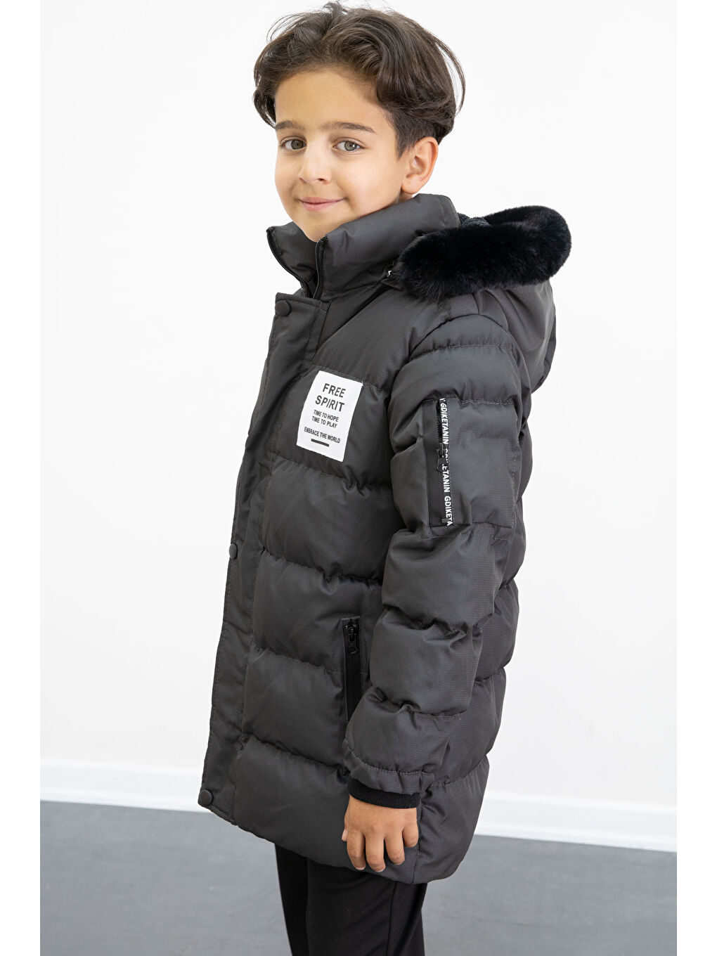 Gri Erkek Çocuk Füme Yazılı Arma Detaylı İçi Kürklü Kapüşonlu Şişme Mont 21342-4