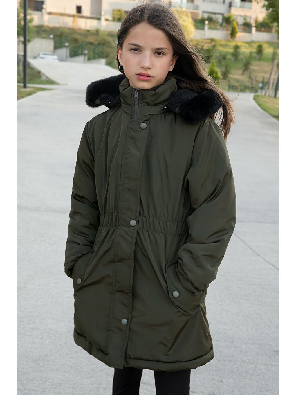 Haki Çıtçıtlı Cepli Esnek Bel İçi Kürklü Kız Çocuk Kapüşonlu Mont 21306-2