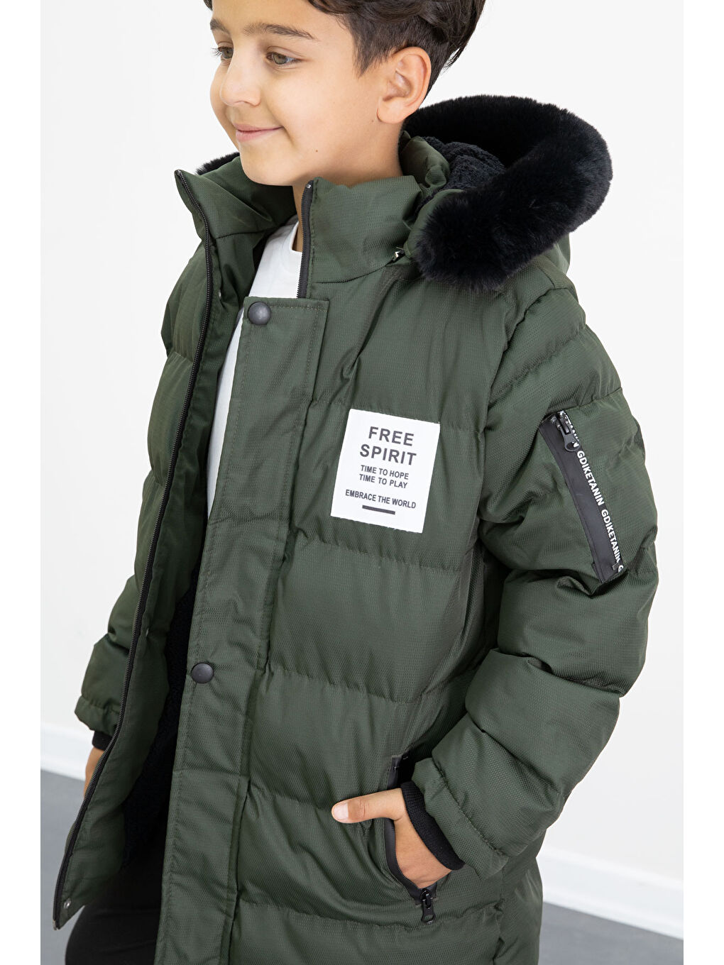 Erkek Çocuk Haki Yazılı Arma Detaylı İçi Kürklü Kapüşonlu Şişme Mont 21344-2
