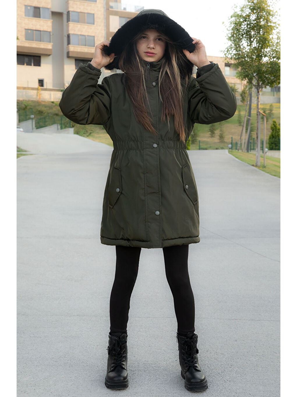 Haki Çıtçıtlı Cepli Esnek Bel İçi Kürklü Kız Çocuk Kapüşonlu Mont 21306-3