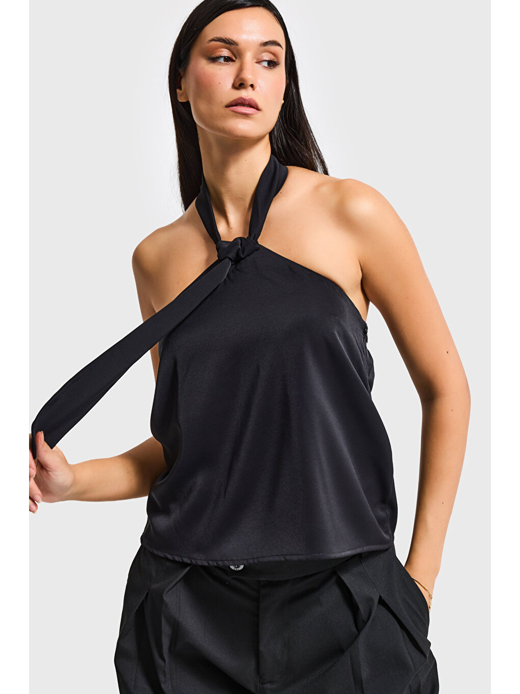 Kadın Siyah Renk Kravat Detaylı Boyundan Bağlamalı Tasarım Bluz-1