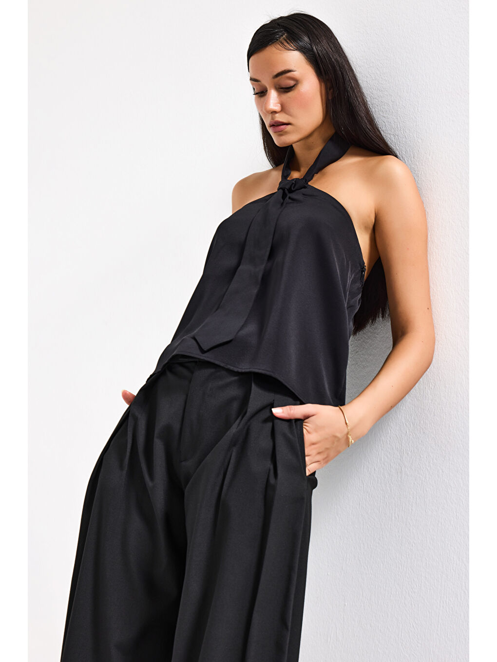 Kadın Siyah Renk Kravat Detaylı Boyundan Bağlamalı Tasarım Bluz-2