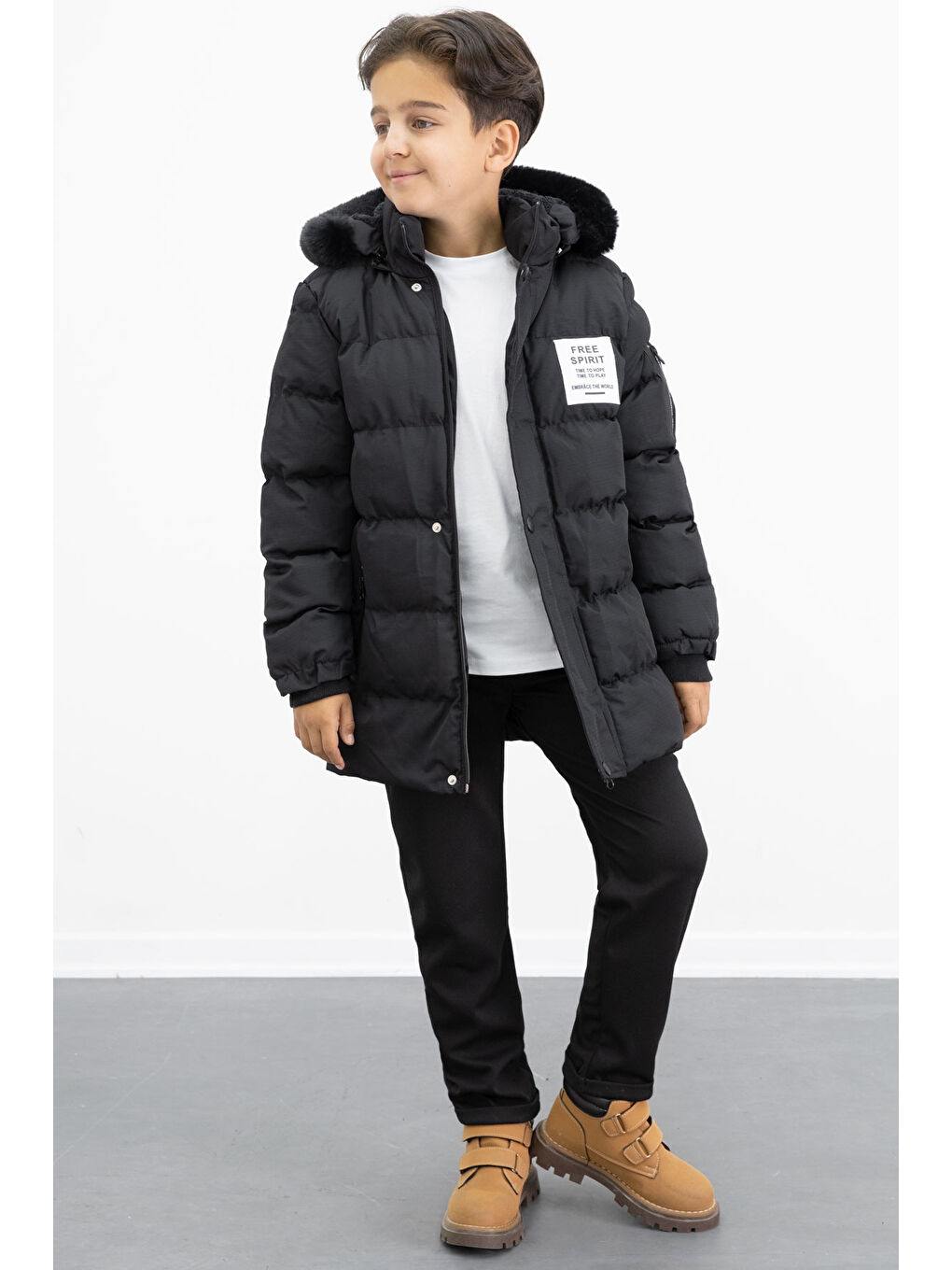 Erkek Çocuk Siyah Yazılı Arma Detaylı İçi Kürklü Kapüşonlu Şişme Mont 21341-2