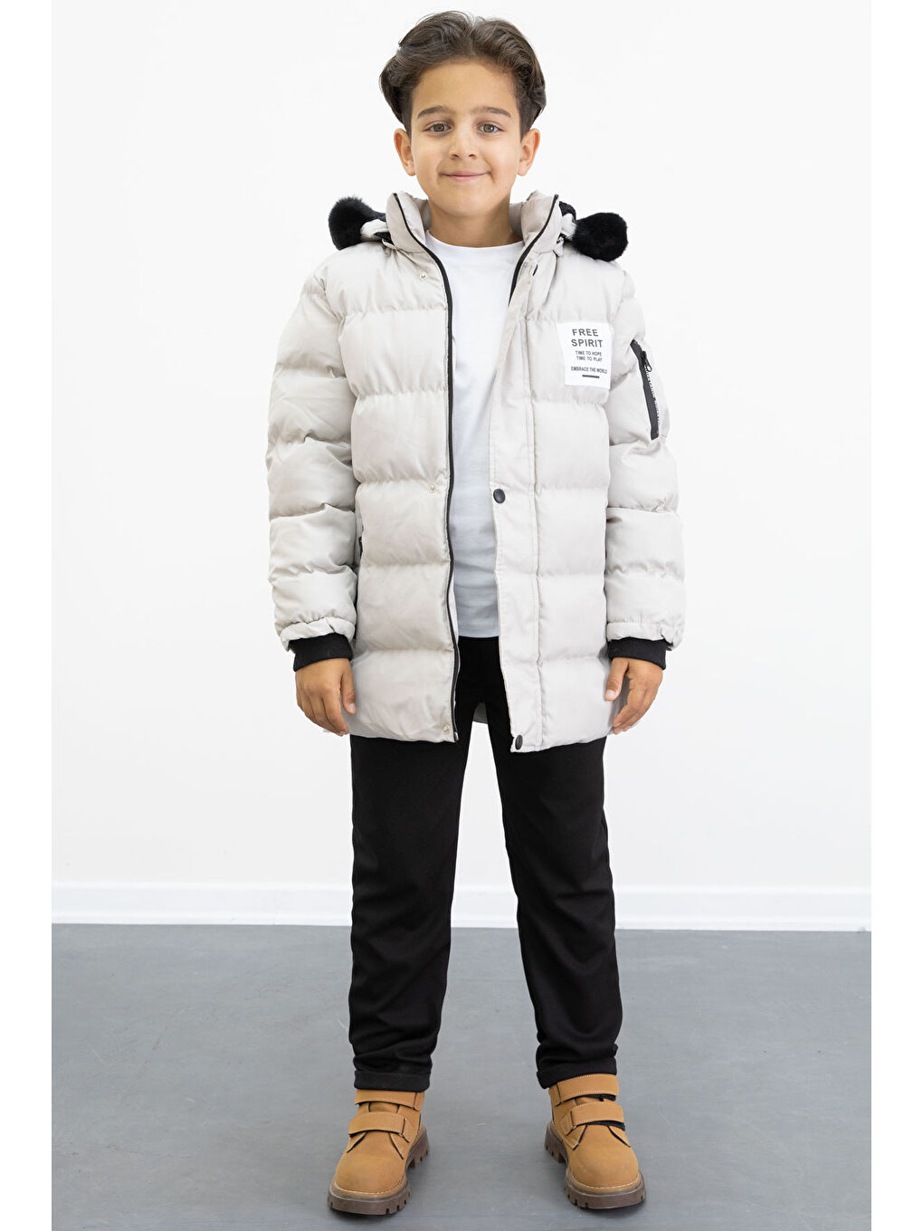 Erkek Çocuk Bej Yazılı Arma Detaylı İçi Kürklü Kapüşonlu Şişme Mont 21343