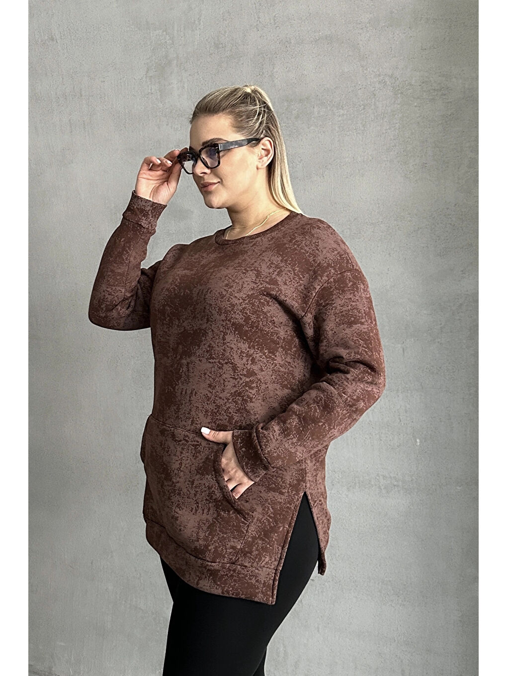 Kahverengi Büyük Beden Uzun Kollu Bisiklet Yaka Önü Cepli Desenli Sweatshirt 106-79-1