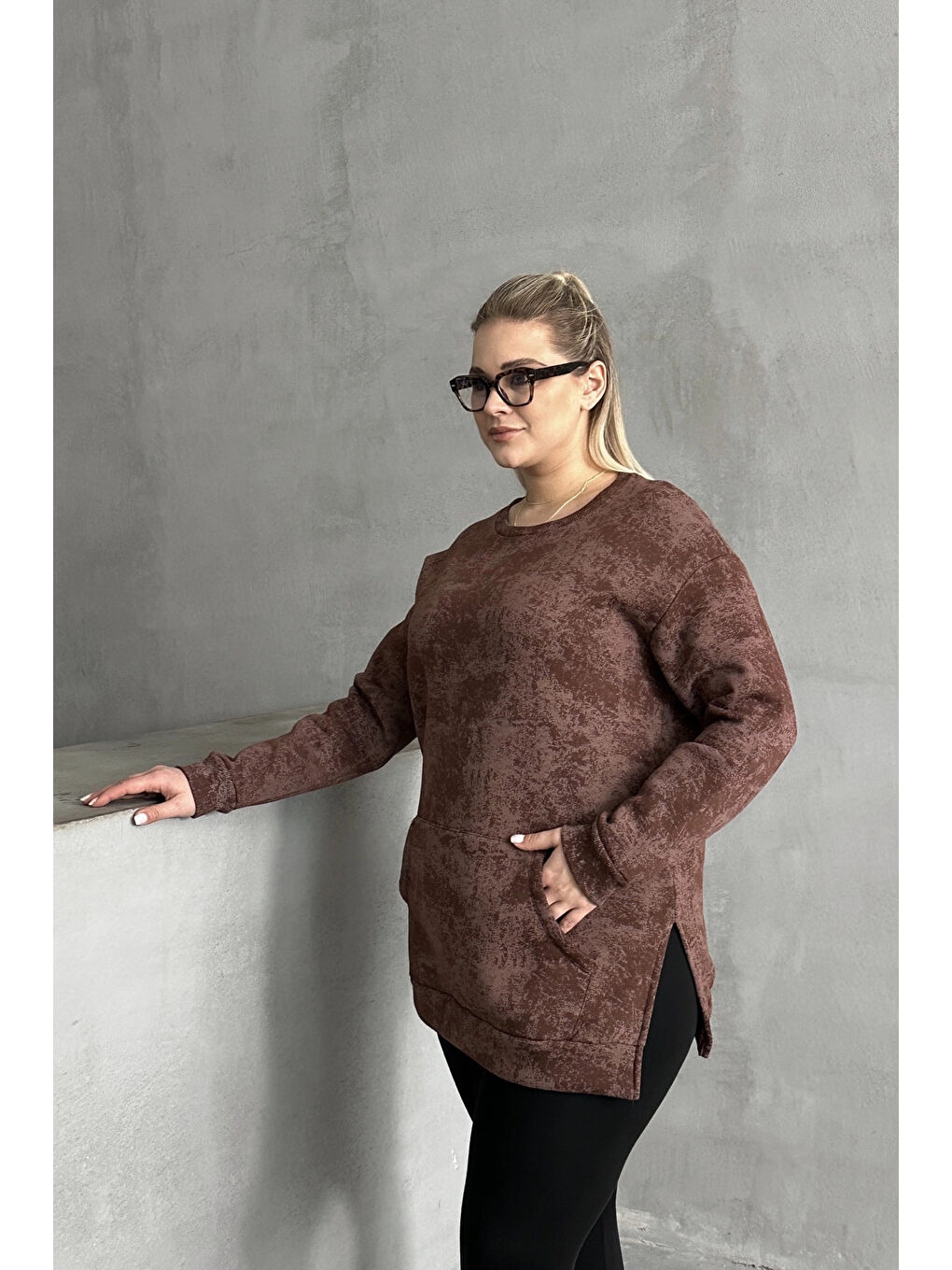 Kahverengi Büyük Beden Uzun Kollu Bisiklet Yaka Önü Cepli Desenli Sweatshirt 106-79-3