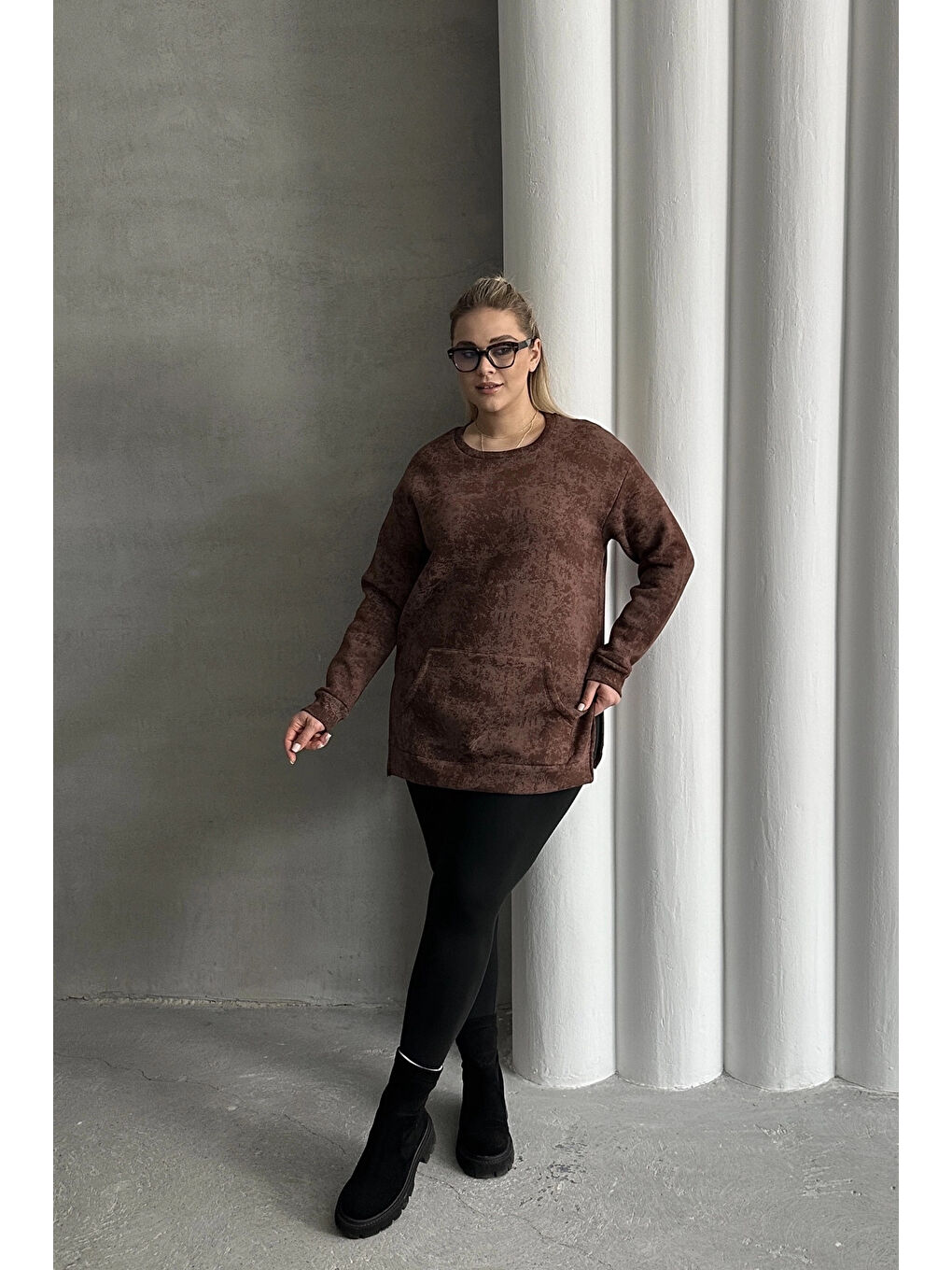 Kahverengi Büyük Beden Uzun Kollu Bisiklet Yaka Önü Cepli Desenli Sweatshirt 106-79-4