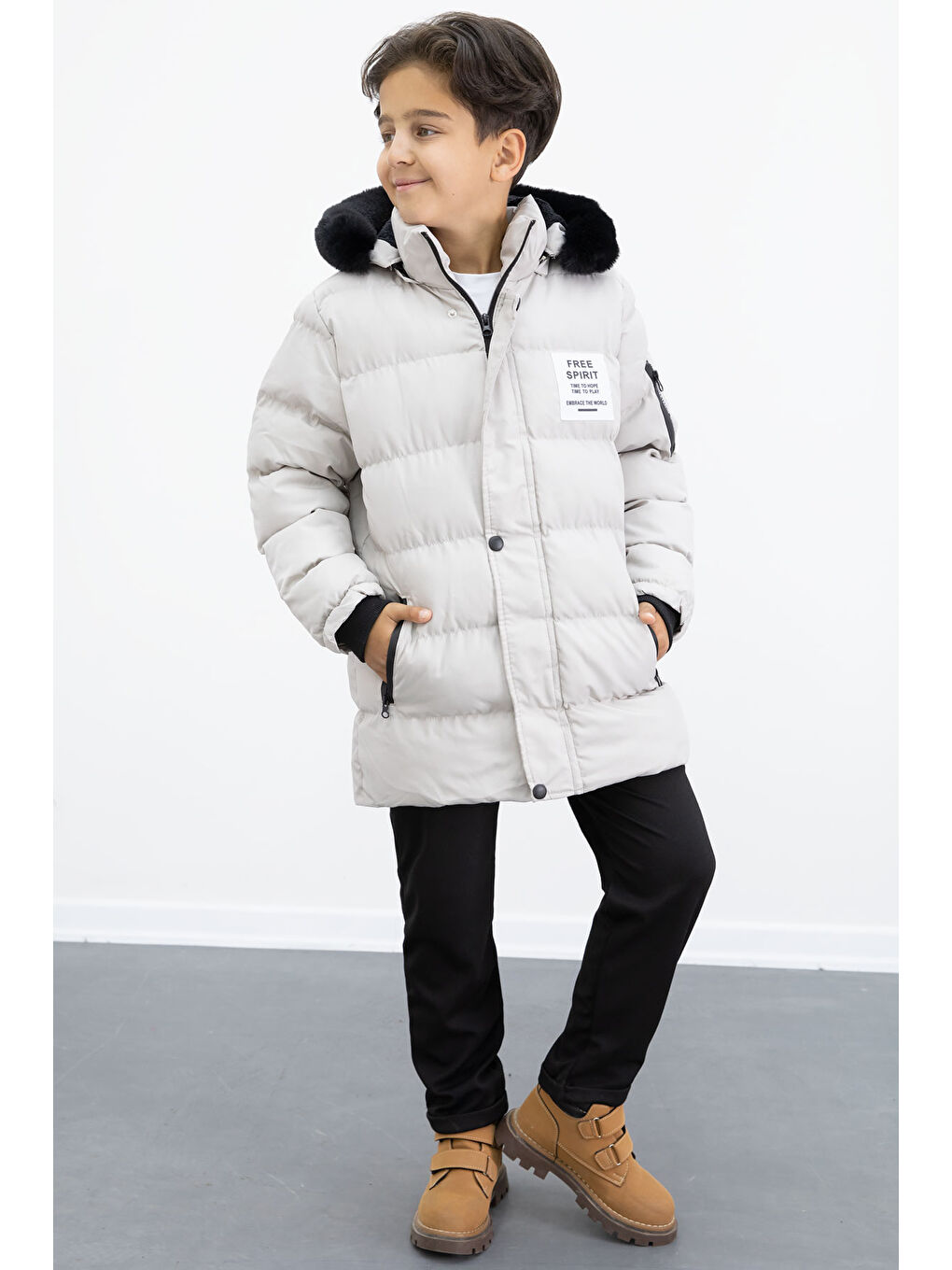 Erkek Çocuk Bej Yazılı Arma Detaylı İçi Kürklü Kapüşonlu Şişme Mont 21343-3