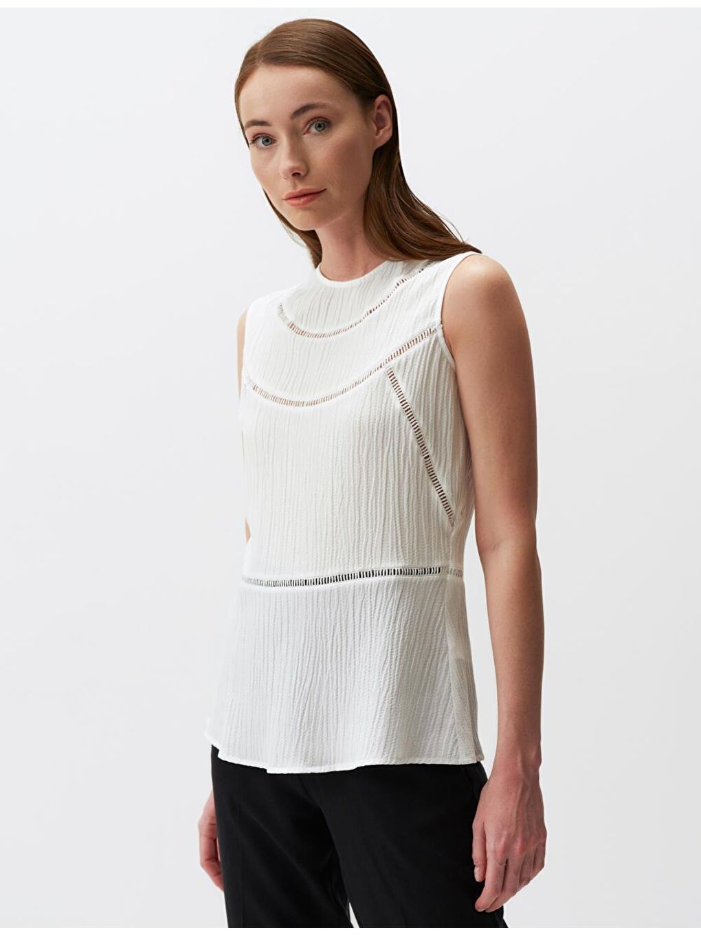 Beyaz Bisiklet Yaka Kolsuz Detaylı Bluz