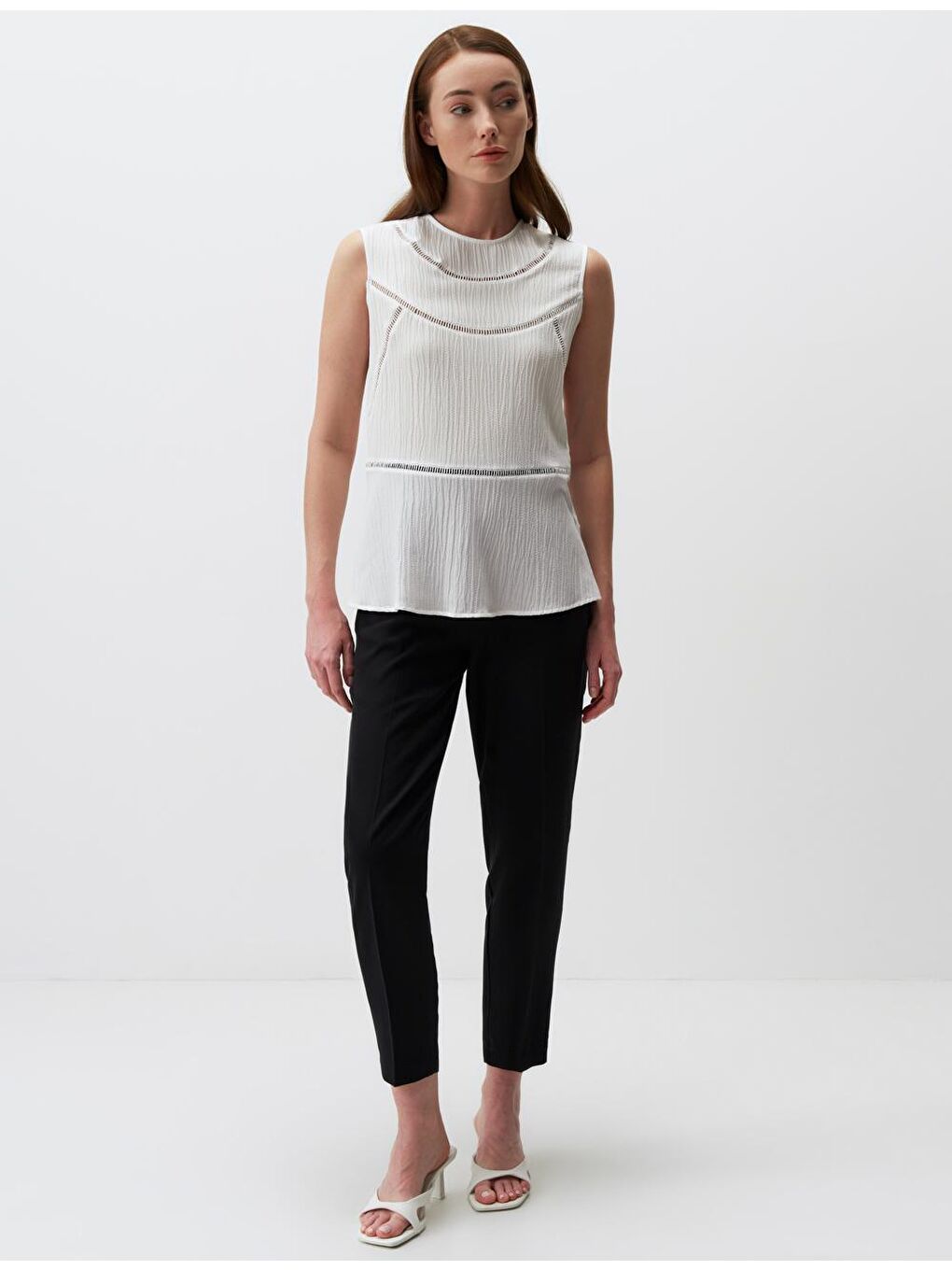 Beyaz Bisiklet Yaka Kolsuz Detaylı Bluz-1