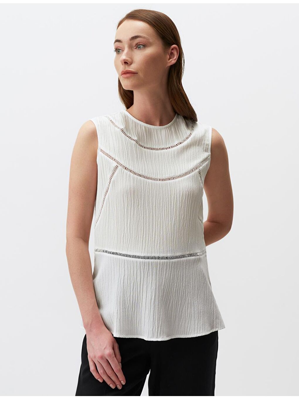 Beyaz Bisiklet Yaka Kolsuz Detaylı Bluz-2