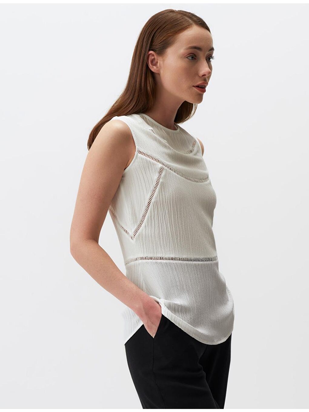 Beyaz Bisiklet Yaka Kolsuz Detaylı Bluz-3