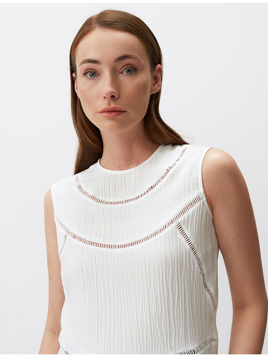 Beyaz Bisiklet Yaka Kolsuz Detaylı Bluz-4