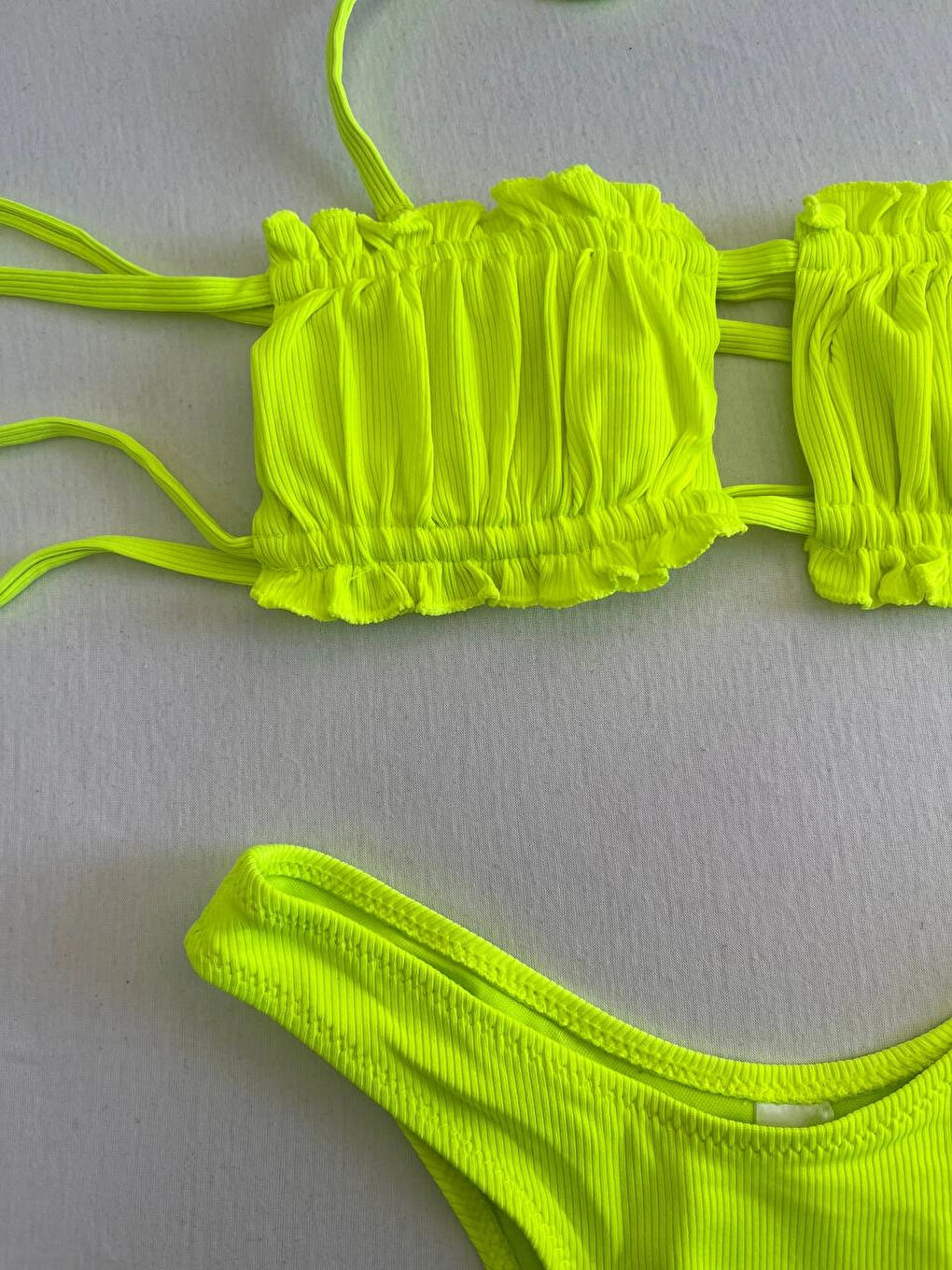 Kadın Neon Yeşil İp Bağlamalı Büzgülü Straplez Bikini Takım HZL25S-LC2226-1
