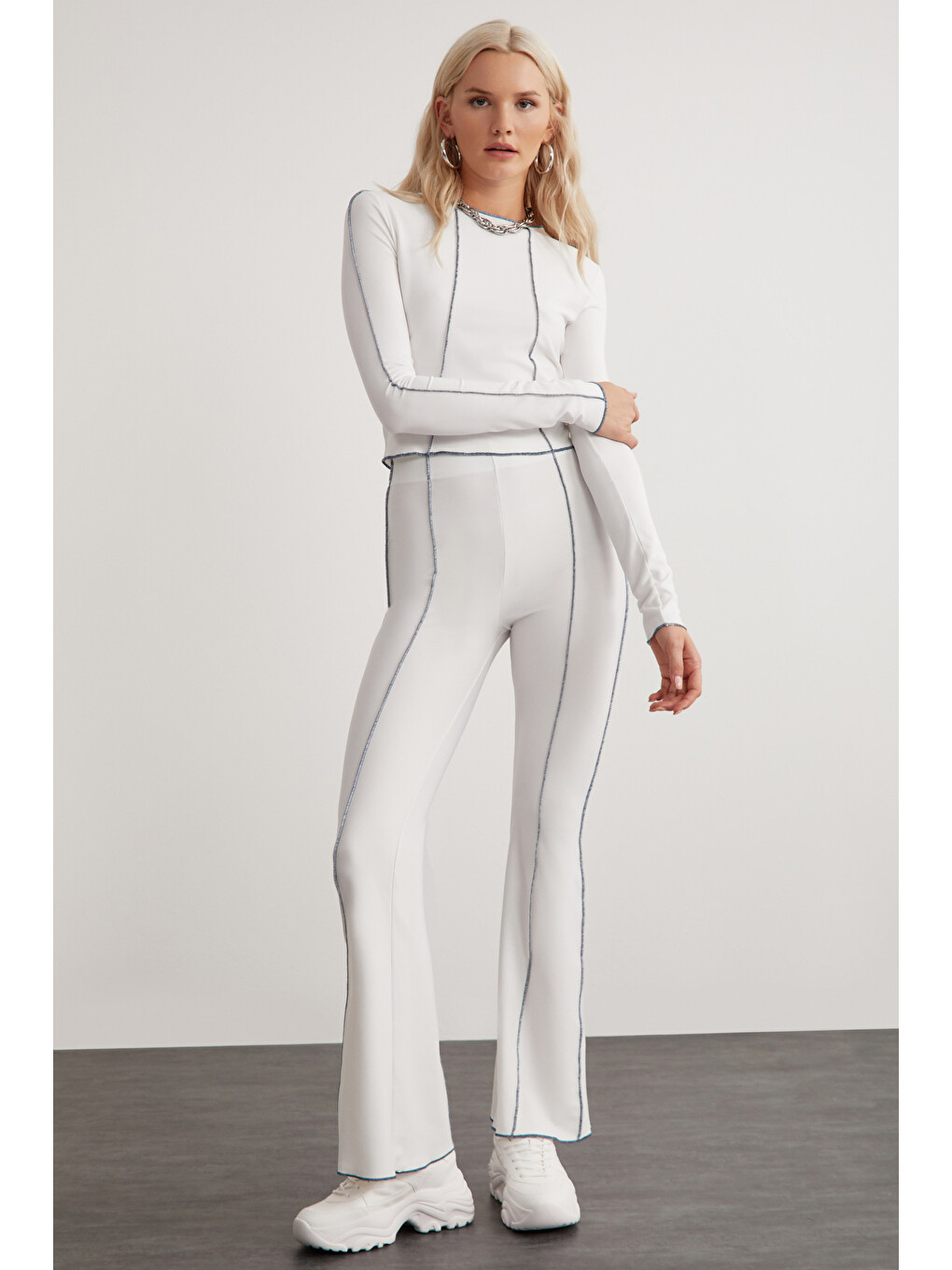 Fatıma Kadın Dikiş Detaylı Slim Fit Dara Kalıp Geniş Paça 3 İplik Örme Beyaz Pantolon