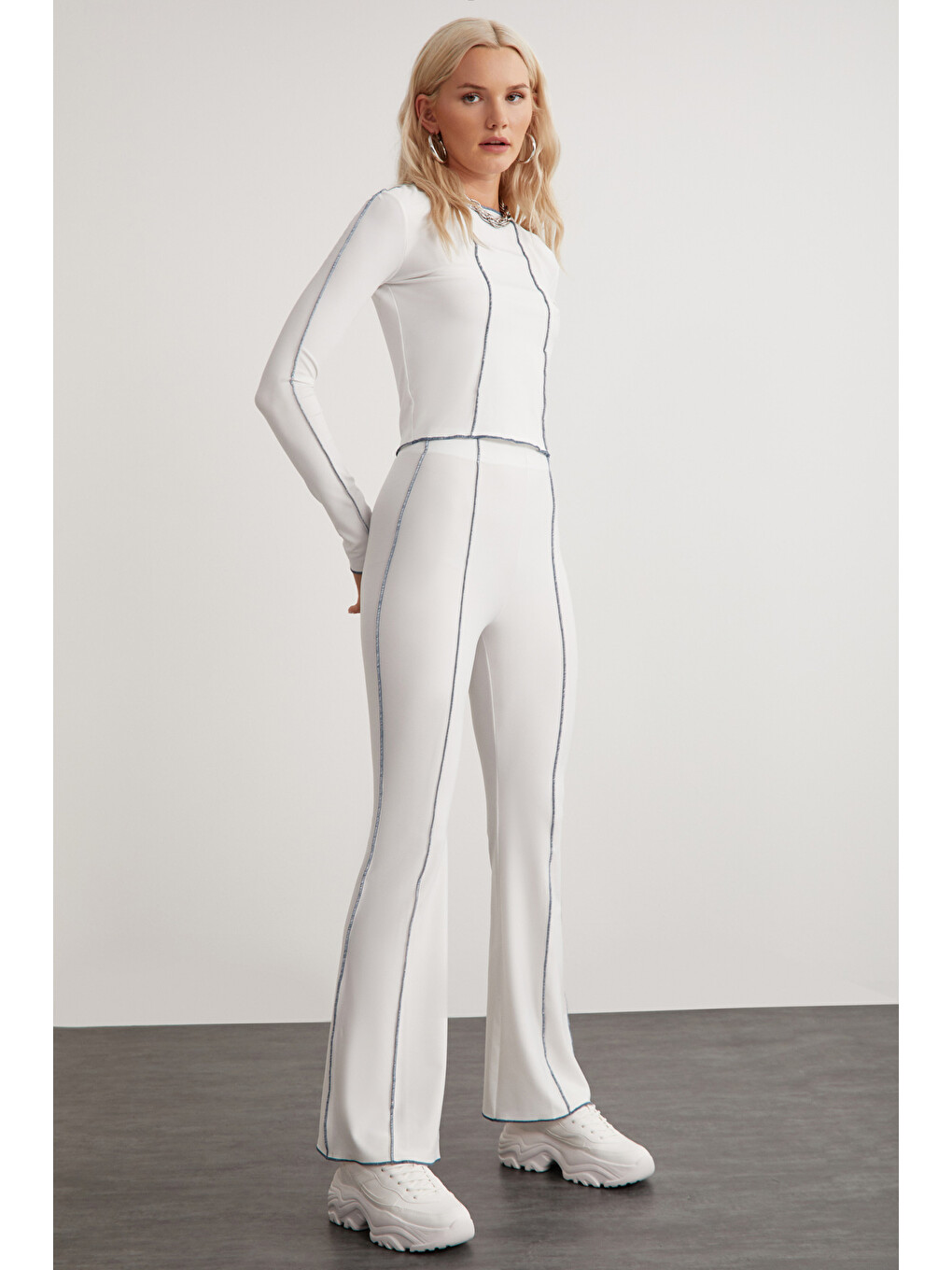 Fatıma Kadın Dikiş Detaylı Slim Fit Dara Kalıp Geniş Paça 3 İplik Örme Beyaz Pantolon-1