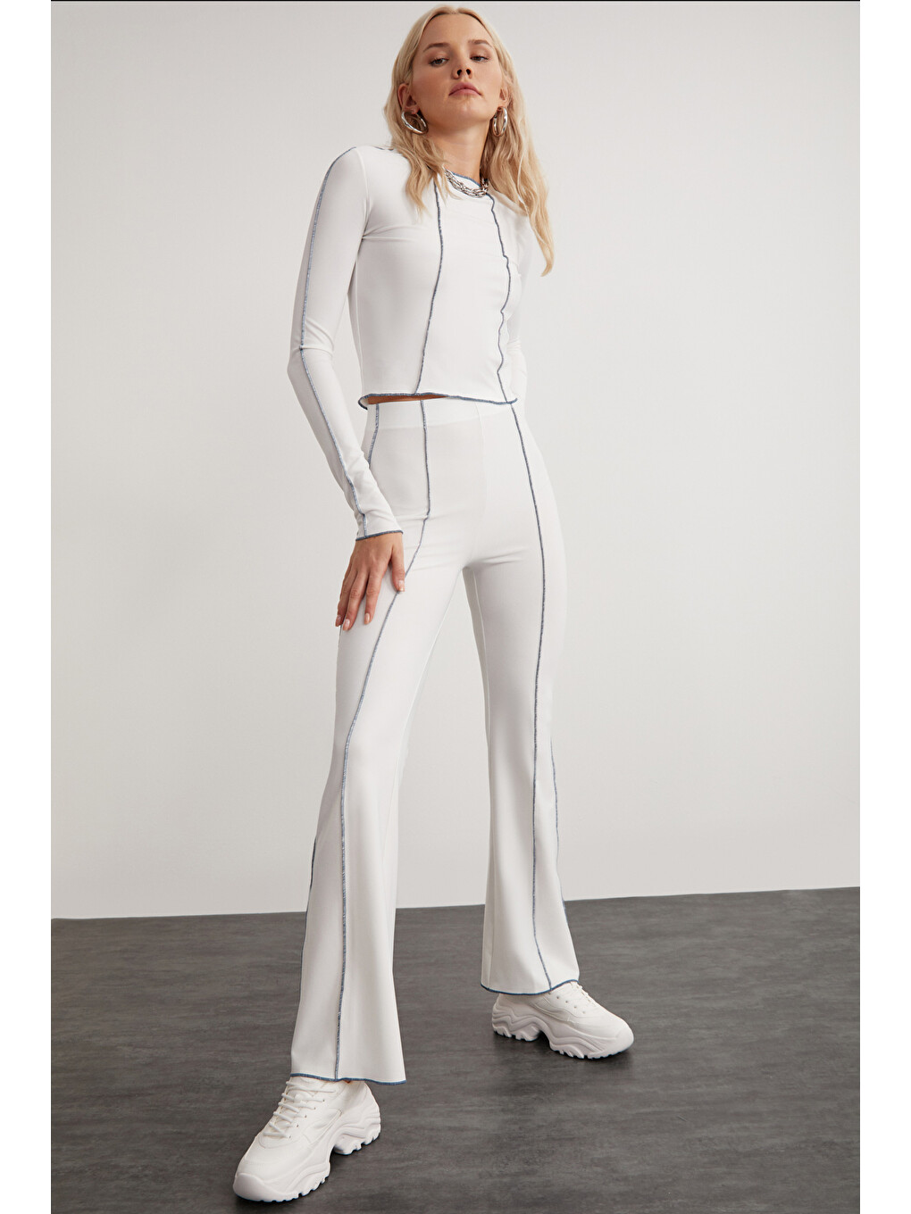 Fatıma Kadın Dikiş Detaylı Slim Fit Dara Kalıp Geniş Paça 3 İplik Örme Beyaz Pantolon-2