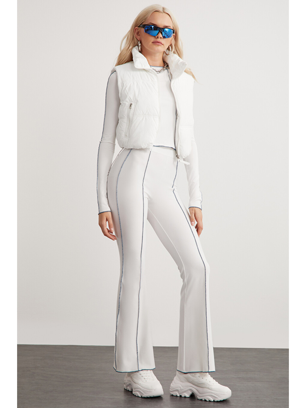 Fatıma Kadın Dikiş Detaylı Slim Fit Dara Kalıp Geniş Paça 3 İplik Örme Beyaz Pantolon-3