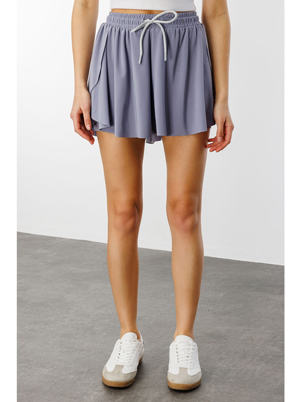 Gri Bol Kesim Taytlı Spor Şort KADIN-ŞORT-2