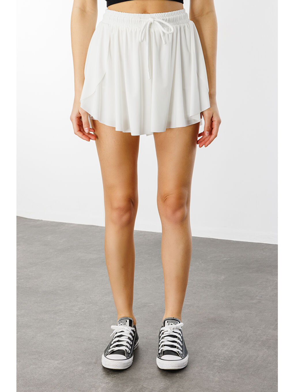 Beyaz Bol Kesim Taytlı Spor Şort KADIN-ŞORT-2