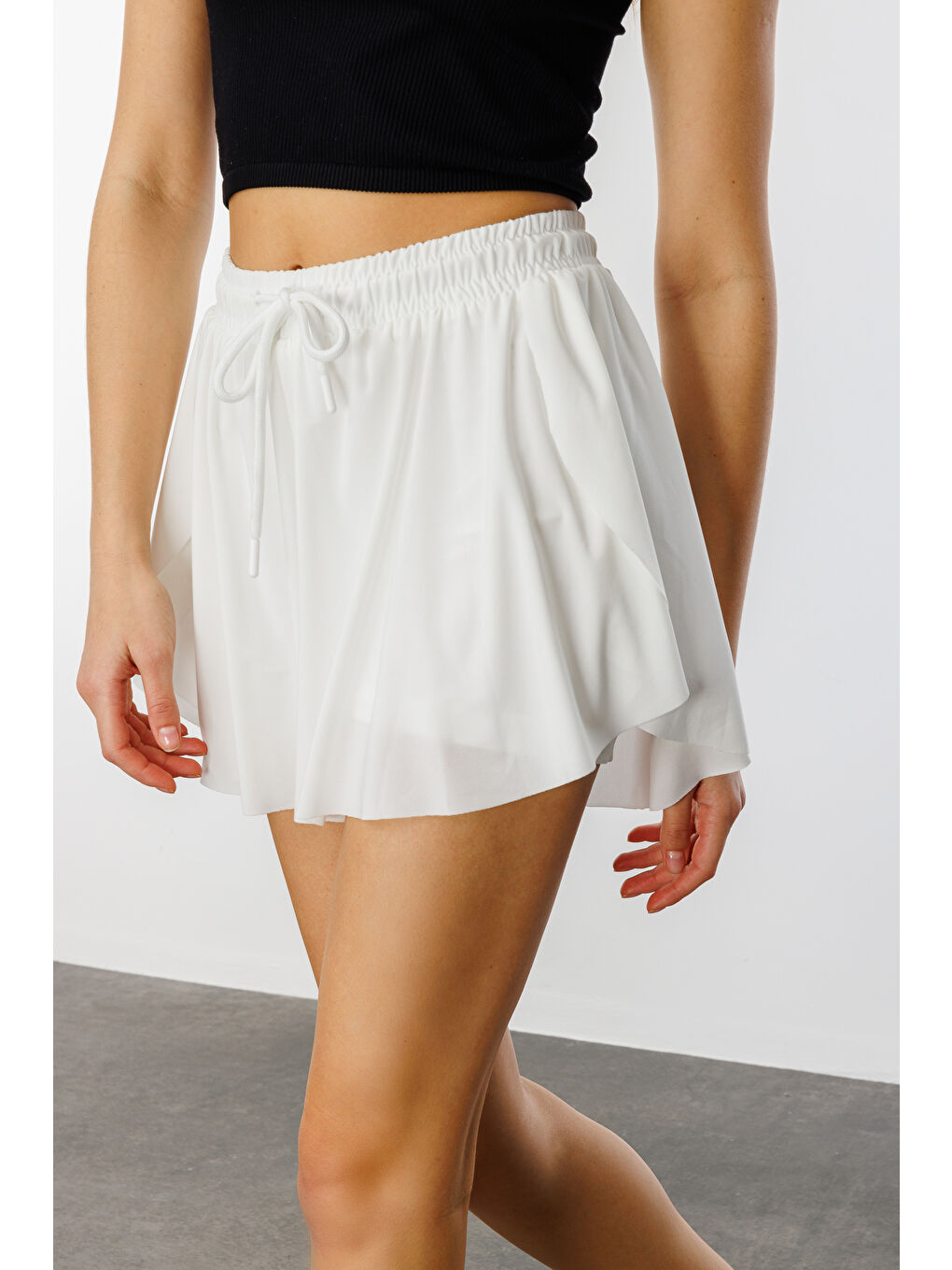 Beyaz Bol Kesim Taytlı Spor Şort KADIN-ŞORT-3