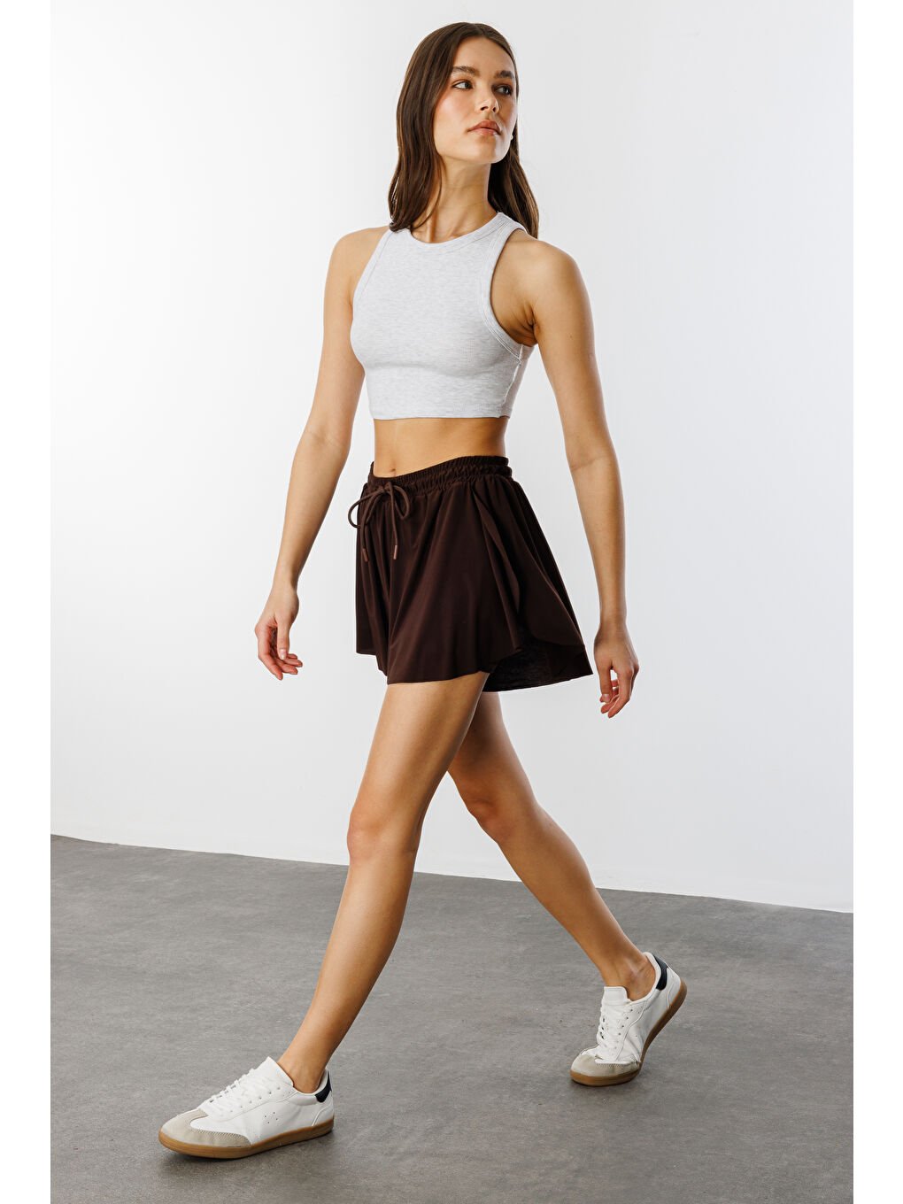 Kahverengi Bol Kesim Taytlı Spor Şort KADIN-ŞORT