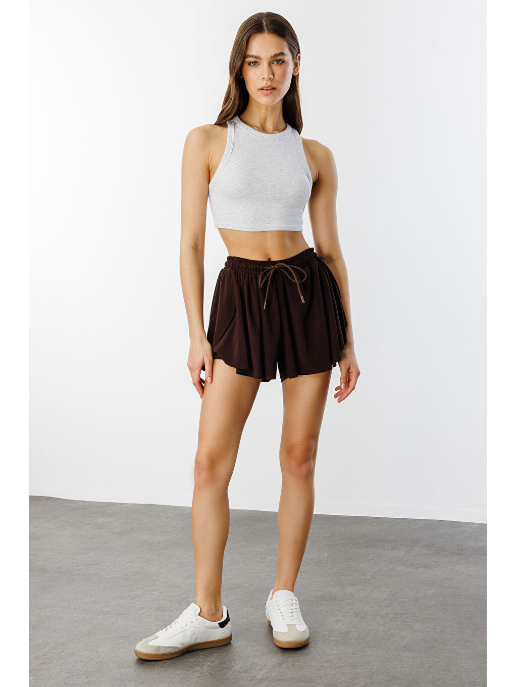 Kahverengi Bol Kesim Taytlı Spor Şort KADIN-ŞORT-1