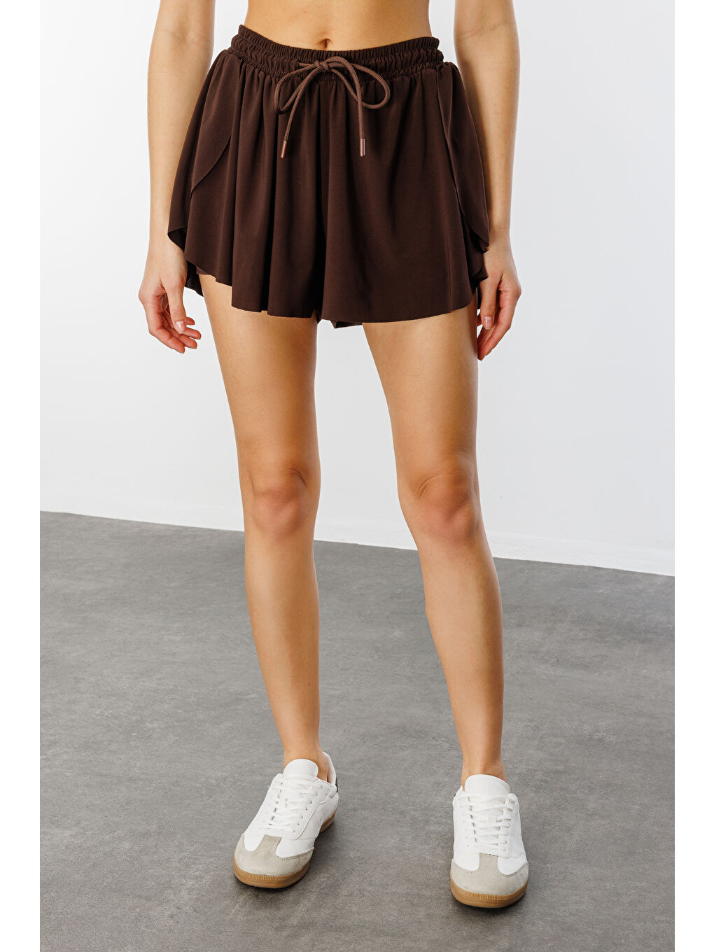 Kahverengi Bol Kesim Taytlı Spor Şort KADIN-ŞORT-3