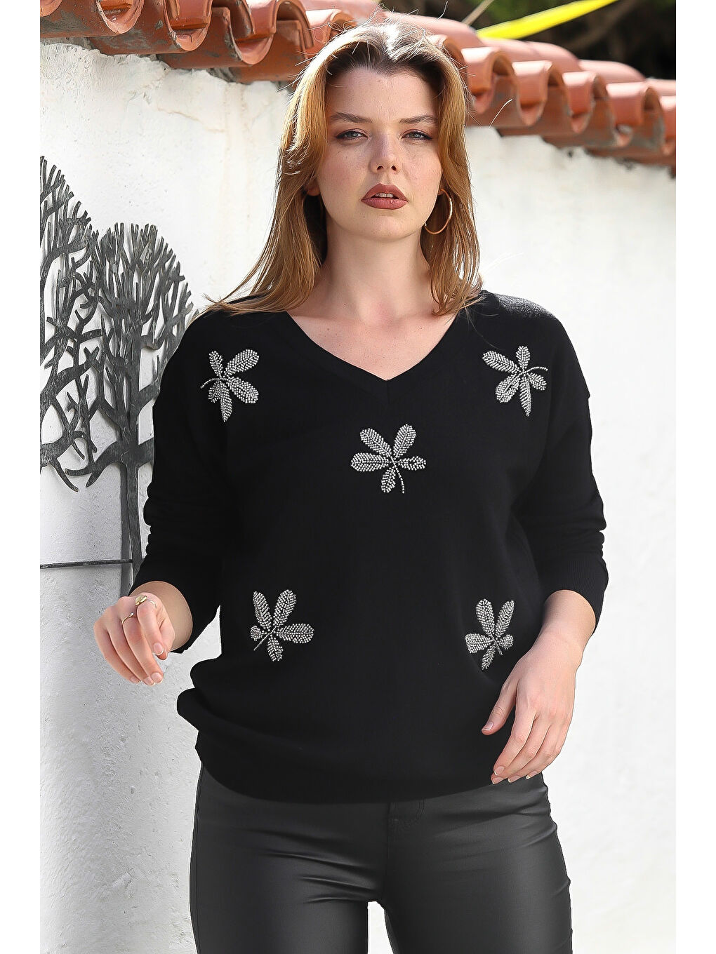 Siyah V Yaka Uzun Kol Yaprak Desenli Boncuklu Casual Triko Kazak 65 60
