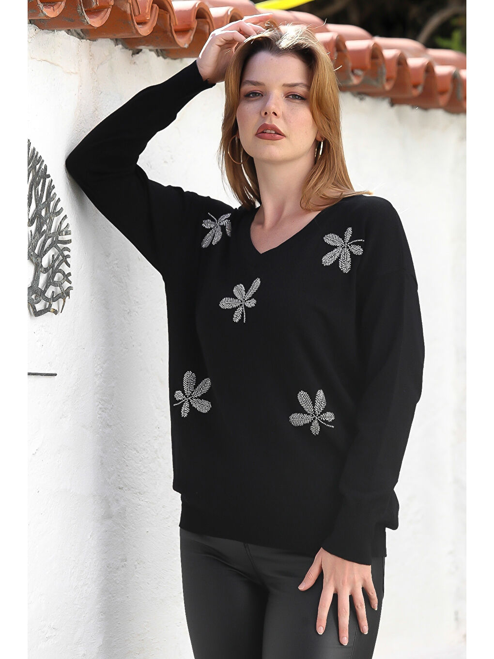 Siyah V Yaka Uzun Kol Yaprak Desenli Boncuklu Casual Triko Kazak 65 60-1